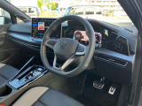 Peoples Car(国民の車)という考えのもと設計されており、シンプルで使いやすいをモットーに各スイッチを配置しております。乗車する方が快適に操作して頂けるように考えられております。