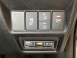 Hondaセンシング用の、VSA(ABS+TCS+横滑り抑制)解除と路外逸脱抑制機能などのオンオフスイッチはハンドルの右側に装備。その下にETCがついています。高速道路の料金所の通過も楽々です。