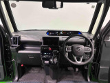 360&deg;UV&IRカット機能ガラス採用。見易い計器類と運転し易いレイアウトのドライビングポジションは、極細Aピラーの採用で視角も少なく前方&左右の見切りが良く安心して運転できます。
