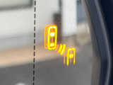 【ブラインドスポットモニター】走行中、ドアミラーの死角になりやすい箇所に後続車が接近するとサイドミラーのレンズに警告を表示!ドライバーに注意喚起をしてくれます。