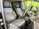 運転席まわりには十分なスペースがあり、大柄な方でもゆったり運転していただける環境です。