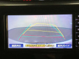 【バックガイドモニター】後方の映像をナビ画面に表示するだけでなく、ステアリング操作に連動して動くガイド線も同時に表示!予想進路の確認をしながら後退できるので便利です!