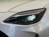 【LEDヘッドライト】悪天候や夜間走行時も良好な視界を確保し安心して運転できる高輝度LEDヘッドライトを装備!点灯速度が早く、消費電力も抑えられています。