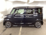 狭い駐車場でも、スライドドアならチャイルドシートへのお子さまの乗降や荷物の積載もスムーズ。とても便利な【両側電動スライドドア】ドアハンドを少し引くだけでリアドアが自動開閉します。