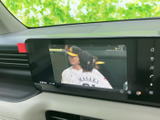 停車中にTVを楽しめる機能が搭載。長距離移動の休憩時などに、エンターテイメントを満喫できます。家族や友人と楽しい時間をお過ごしください。