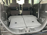 リアシートを倒せば、広い荷室を確保できます。
