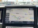 見やすい地図表示で、目的地までのルートを的確に案内。渋滞情報もリアルタイムで確認でき、スムーズな移動をサポートします。
