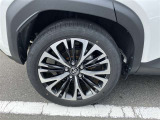 スポーティな印象を与える純正ホイールです。どこまでも走っていきたくなるようなデザインですね♪