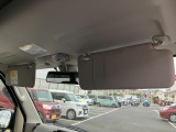運転席と助手席にはサンバイザーを装備☆