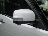 ウインカー付き電動格納式ドアミラー装備してます。対向車には認知され易く、安全につながりますね。