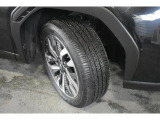 タイヤサイズは235/50R19です