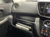 【グローブボックス】車検証、サングラスやCDなど小さい荷物が収納できるので車内を綺麗に整頓できますね。