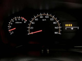 昼間でも見やすいオプティトロンメーターです。運転席前に配置し、フードを低く抑えることで運転中の視界の邪魔にならないので、視界も良好です!