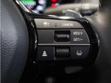 ◆アダプティブクルーズコントロール◆予め設定した車速内でクルマが自動的に加減速。前走車との適切な車間距離を維持しながら追従走行します。【LKAS】車線維持支援システムでステアリング操作を支援。