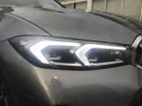 【LEDヘッドライト】先進のLEDテクノロジーを採用。放射される白色光の周波特性は太陽光に近く、バイキセノン・ヘッドライトを上回るコントラストで更に明るく輝きます!