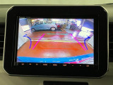 【バックカメラ】 駐車時に車両後方の様子を見ることができるので、運転の不安を軽くします。