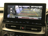 パノラミックビューモニター付きです。車両を上から見たような映像をディスプレイオーディオ画面に表示。運転席からの目視だけでは見にくい、車両周辺の状況をリアルタイムでしっかり確認できます。