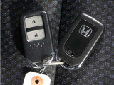◆スマートキー◆カギをバッグやポケットに入れたままでもドアロックの開閉ができる『スマートキー』付き!雨天や暗くなってもカギを取り出す必要がなくドアの開錠&エンジンも始動できます