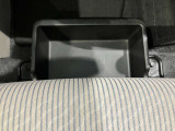 助手席の下にはトレーが付いていますので外部からも見られたくないものも収納出来ます。
