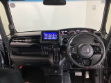 フロントガラスが大きく、ワイドな視界で運転もしやすくなるように、設計されています。