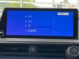 クリアな画面表示で、お気に入りの音楽やラジオを楽しめます。操作も簡単で、すぐに設定を変更できます。多彩な音源に対応しています。