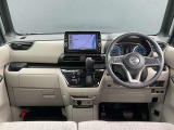 運転席周りになります。内装色はベージュ系です。