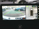 空から見下ろすような視点で、スムーズな駐車と安全確認をサポートする「アラウンドビューモニター」付です。