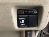 左側電動スライドドアは運転席からでも操作ができるように、ハンドル付近に開閉の操作スイッチが付いています。