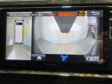 パノラミックビューモニター付きです。車両を上から見たような映像をディスプレイオーディオ画面に表示。運転席からの目視だけでは見にくい、車両周辺の状況をリアルタイムでしっかり確認できます。