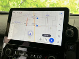 ナビゲーションシステムは、目的地への道案内をスムーズに行います。運転に集中しながら、安全に目的地まで行けるでしょう。