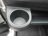カップホルダーは運転席や助手席からちょうど手の届く位置です!!