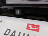 後退時に車両の後ろ側をモニター画面に表示します。車庫入れなどでバックする際に後方確認ができて便利です。車庫入れが苦手な人もこれで安心。