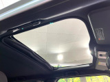 【ガラスルーフ】ガラスルーフ搭載で車内の解放感が一気にアップ!開放的なドライブをお楽しみいただけます。