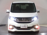 ハロゲンより明るく、より遠くまでさらなる安心感のあるLEDヘッドライトを採用。照射軸の上下方向を自動調整するオートレベリング機構、点灯忘れも防止できるオートライトコントロール機構付きです。
