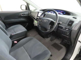 シンプルで使いやすいデザインの運転席です。