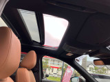 サンルーフによる開放感と「頭上から光と空気を取り込む」ことで、車内環境を快適にするメリットがあります。