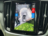 【360&deg;ビューカメラ】4台の高解像度カメラで360度の鳥瞰図を表示。隣の車や壁、死角にある障害物などを画面で確認できるため、狭いスペースでの駐車・出入りも安心です。