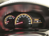 昼間でも見やすいオプティトロンメーターです。運転席前に配置し、フードを低く抑えることで運転中の視界の邪魔にならないので、視界も良好です!