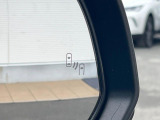 【ブラインドスポットモニター】走行中、ドアミラーの死角になりやすい箇所に後続車が接近するとサイドミラーのレンズに警告を表示!ドライバーに注意喚起をしてくれます。