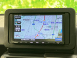 見やすい地図表示で、スムーズなナビゲーションを実現。初めての場所でも安心して運転できます。