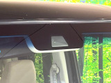 【ホンダセンシング】走行中に前方の車両等を認識し、衝突しそうな時は警報とブレーキで衝突回避と被害軽減をアシスト。より安全にドライブをお楽しみいただけます。