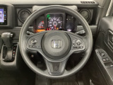 ハンドルにHondaセンシング系のクルーズコントロールやレーンキープアシストなどのスイッチと、オーディオの操作スイッチが装備されています。ハンドルから手を離さず安全に操作できます。