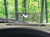 【ヘッドアップディスプレイ】現在の速度や走行情報をデジタル表示で運転席前方のガラスに投影!運転中、目線をずらさず必要な情報を確認できるのでとっても便利で安心!