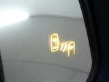 【BSM(ブラインドスポットモニター)】・・・隣の車線を走る車両をレーダーで感知。車両を感知するとドアミラーに搭載されたLEDインジケーターが点灯。