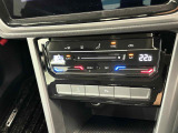 タッチコントロール式3ゾーンフルオートエアコンパネル。運転席、助手席それぞれ独立して温度管理が可能です。花粉やダストを除去するフレッシュエアフィルターも装備され、クリーンな室内環境を保ちます。