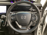 ハンドルにHondaセンシング系のクルーズコントロールやレーンキープアシストなどのスイッチと、オーディオの操作スイッチが装備されています。ハンドルから手を離さず安全に操作できます。