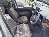毎日過ごす運転席は要チェック。シートのへたり・擦れ、視界のイメージまで伝わる重要ポイント。
