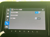 使いやすいインターフェースで、快適なドライブをサポートします。Bluetooth接続やWi-Fi設定も簡単に行え、豊富な情報が表示される画面で、ドライブがさらに楽しくなります。