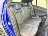 安全性と快適性を追求した、少し硬めのシート。 これは長時間の運転や渋滞などの状況でも、身体の疲労度が少ないことを求めたものです。