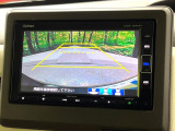 【バックカメラ】駐車時に後方がリアルタイム映像で確認できます。大型商業施設や立体駐車場での駐車時や、夜間のバック時に大活躍!運転スキルに関わらず、今や必須となった装備のひとつです!